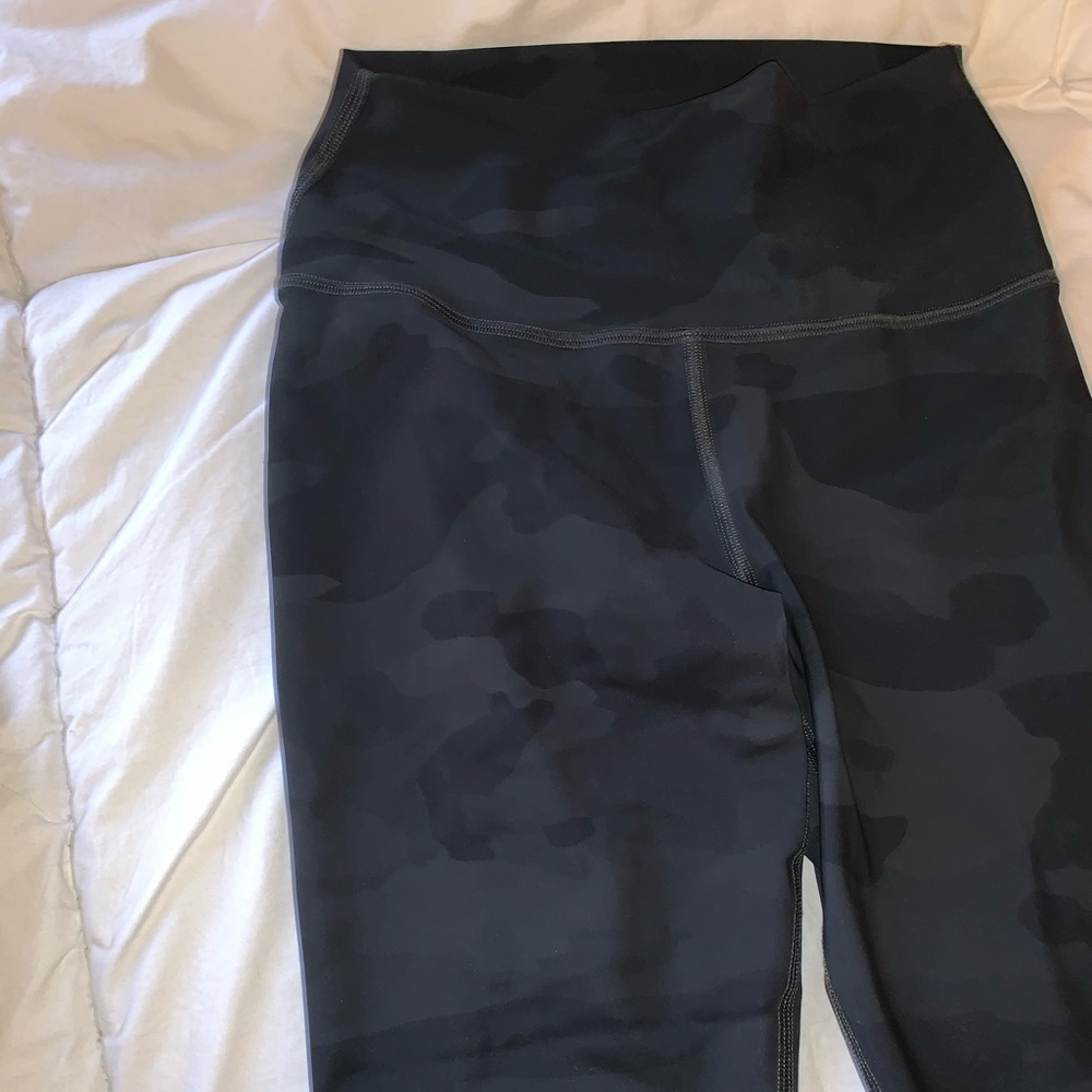 Small Grey/Black Camo Alo Leggings
